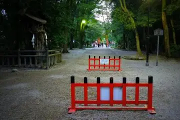 <p>ทางเดินตรงยาวจากศาลเจ้าไปถนนทางเข้านี้เป็นที่จัดเทศกาลแข่งม้า Aoi Festival</p>