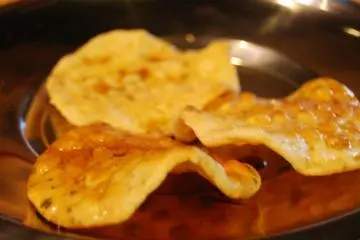 De délicieux Senbei tout juste grillés et trempés dans la sauce