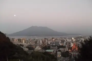 <p>A dusk view from Shiroyama as the city's&nbsp;lights start to come on</p>