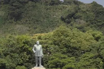 <p>Takamori Saigo from a distance, showing off just how bulky the statue is</p>