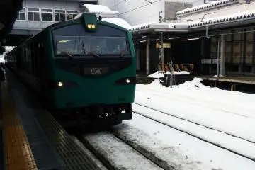 <p>The train pulls into Akita Station on winter's day.</p>