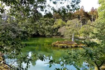 <p>Le jardin sup&eacute;rieur est agenc&eacute; autour d'un petit &eacute;tang</p>