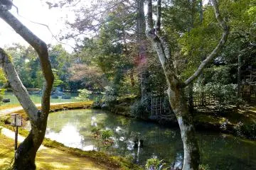 <p>Une jolie promenade le long d'un cours d'eau</p>
