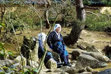 <p>Moment de repos pour ces jardini&egrave;res, assises sur les rochers du jardin</p>