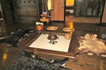 <p>คุณเคยนั่งบนพรมหนังหมีระหว่างทานข้าวไหม?</p>

<p></p>