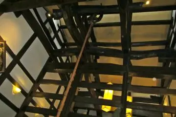 <p>ห้องรวมที่ไม่มีเพดานแสดงถึงงานก่อสร้างในยุคเอโดะ</p>

<p></p>