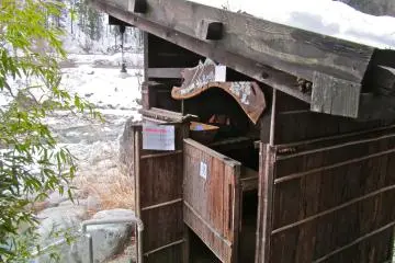 <p>กระท่อมเปลี่ยนเครื่องแต่งกายที่ Yarimi no Yu</p>

<p></p>

<p></p>