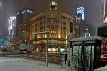 <p>The most visited landmark in Ginza, the Wako&nbsp;building with the famous&nbsp;Hattori Clock Tower, all covered in snow.</p>