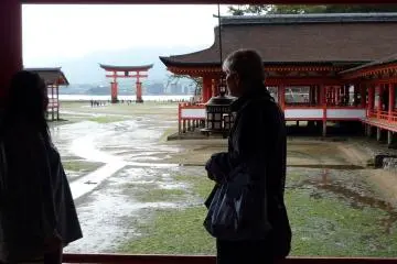 ประตู torii แดงกลางทะเลที่ Miyajima