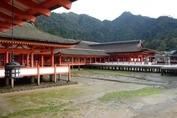 <p>นั่นต้องเป็นทางขึ้นของคนสมัยก่อนที่นั่งเรือมาศาลเจ้าแน่ๆ จริงๆก็น่าลองเหมือนกันนะ</p>

<p></p>

<p></p>

<p></p>

<p></p>