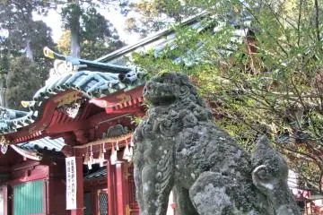 <p>ศาลเจ้าฮาโกเน่ตั้งอยู่ท่ามกลางเหล่าต้นสนซีดาร์โบราณที่งดงาม</p>