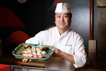<p>พ่อครัวและเจ้าของร้านโชว์ผลงานชิ้นโบว์แดง</p>