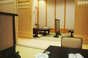 <p>บรรยากาศที่นั่งภายในร้านสไตล์ญี่ปุ่น</p>