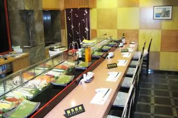 <p>บรรยากาศภายในร้านโซนเคาน์เตอร์บาร์</p>