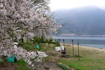 <p>วิว Kaizu Osaki เมื่อมองข้ามผืนน้ำของทะเลสาบ</p>