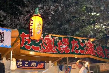 타코야키 남자는 손님들을 위해 준비한다