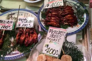 <p>อาหารหลากหลายให้เลือกซื้อ</p>