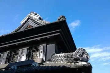 <p>ความงดงามของรายละเอียดสถาปัตยกรรมแห่งยุคเอโดะที่มีเอกลักษณ์อยู่ตรงความอ่อนช้อยประณีตผสานกับความแข็งแกร่งสง่างามของอาคารได้อย่างลงตัว</p>