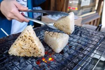 <p>ข้าวปั้นย่างสูตรพิเศษเฉพาะตัวหนึ่งในของอร่อยแห่งย่านคุระสุคุรินั้นโชยกลิ่นหอมจากเตาตลอดทั้งวัน กลิ่นหอมช่างแตะจมูกจนเราแทบอดใจเดินผ่านไปไม่ไหว และยิ่งได้แวะชิมความอร่อยในตำรับโฮมเมดนี้แล้วล่ะก็ยิ่งอดใจไม่ไหวที่จะบอกเจ้าของร้านใจดีไปว่า...โออิชี่มากๆ</p>
