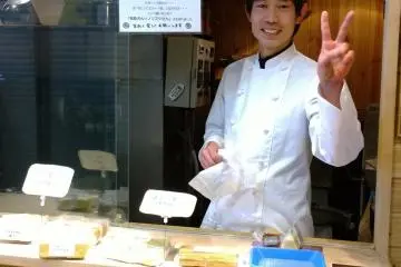<p>ของอร่อยแห่งย่านคุระสุคุรินั้นไม่ได้มีเพียงแต่อาหารการกินท้องถิ่นแบบโบราณ ในย่านนี้ยังมีร้านเบเกอร์รี่ยุคใหม่น่าหม่ำอยู่หลายร้าน อย่างร้านนี้ที่ขายโรลแบบฉบับคาวาโกเอ๊ะในสูตรเฉพาะตัวที่ต้องขอบอกว่าความอร่อยนั้นการันตีด้วยการคว้ารางวัลมาแล้วอีกด้วยล่ะ</p>
