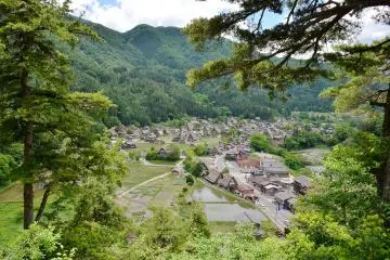 <p>ทิวทัศน์อันสวยงามบนเนินเขาหลังหมู่บ้านชิราคาวาโก</p>