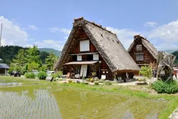 <p>บ้านทรงกัสโชที่ใช้ฟางมุงหลังคาจำนวนมากล้วนมีนาหน้าบ้านกันแทบทุกหลัง</p>