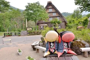 <p>บ้านกัสโชและเจ้าตุ๊กตามงคลซารุโบโบะประจำเขตฮิดะทาคายามะ</p>