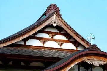 Salib dan arsitektur tradisional Jepang di Our Lady of Akita
