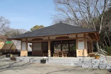<p>There are places to sit and rest in the center of the park</p>