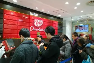 <p>ลูกค้าแห่กันมาอุดหนุนตลอดทั้งวันในช่วงเปิดร้านใหม่ๆ</p>