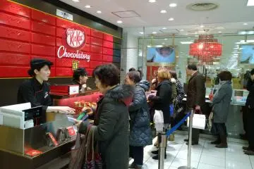<p>ลูกค้าของ KitKat นั้นมีทุกเพศทุกวัย เพราะความอร่อยของช็อกโกแลตนั้นไม่มีพรมแดนเรื่องอายุ :)</p>