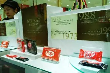 <p>ระหว่างรอคิวก็สามารถชมนิทรรศการย่อยๆ เกี่ยวกับประวัติของ KitKat ได้ ซึ่งนิทรรศการเล็กๆ นี้จัดอย่างสวยงามอยู่ในตู้กระจกด้านข้างร้าน</p>