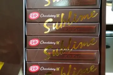 <p>และนี่ก็คือความพิเศษสุดเหนือความพิเศษใดๆ กับช็อกโกแลตรส Sublime ที่ทำจาก Couverture Chocolate ช็อกโกแลตคุณภาพสูงที่มีส่วนผสมของโกโก้มากเป็นพิเศษ ซึ่งรสนี้ก็ได้รับการสร้างสรรค์ขึ้นและดูแลการผลิตอย่างใกล้ชิดโดยช่างทำช็อกโกแลต (Chocolatier) ชื่อดังของญี่ปุ่นอย่างคุณยาสุมาซะ ทาคากิ (Yasumasa Takagi) อีกเช่นกัน</p>