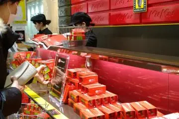 <p>สาวก KitKat แห่มาอุดหนุนความอร่อยในแบบฉบับพิเศษจนแน่นร้าน</p>