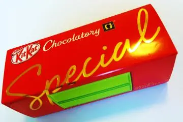 <p>Cherry Blossoms Green Tea ที่เพิ่มความอร่อยอย่างแตกต่างยิ่งขึ้นกับช๊อกโกแลตรสชาเขียวทั่วไปซึ่งถือว่าเป็นรสยอดฮิตที่สุดเลยก็ว่าได้ สำหรับเวอร์ชั่นสุดพิเศษนี้เป็น Special Edition ที่นอกจากจะใช้ช็อกโกแลตพรีเมี่ยมแล้วยังผสมผสานชาเขียวคุณภาพเยี่ยมคัดพิเศษและผงแป้งจากการบดดอกซากุระอีกด้วย&nbsp;</p>