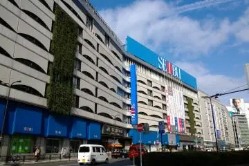 <p>ห้างเซบุ (Seibu Department Store) ในย่านอิเคะบุคุโระ (Ikebukuro)</p>