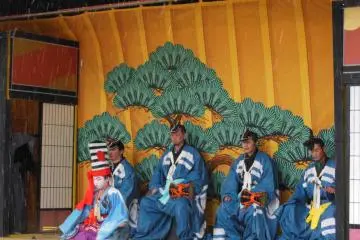 <p>โค้งคำนับให้ฝูงชนที่จะขอบคุณพวกเขาสำหรับการรับชม</p>