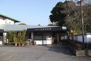 <p>The entrance from the main road from the station</p>
