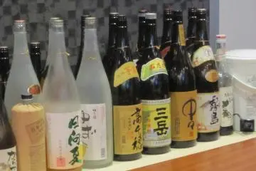<p>ตรงเคาน์เตอร์วางเรียงรายไปด้วยขวดเหล้าโซจูจากคิวชู</p>