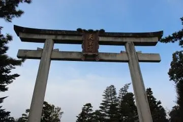 <p>A large tori&nbsp;gate</p>