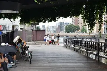 <p>ใต้สะพานที่มีม่านไม้เลื้อยปกคุลมลงมา มีกลุ่มเด็กวัยรุ่นมาซ้อมเต้นกันอย่างสนุกสนาน</p>