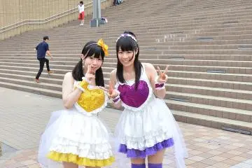 <p>นักร้องสาวดูโอ้โพสท่าให้ถ่ายด้วยรอยยิ้มน่ารักและเป็นกันเอง</p>