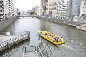 <p>เรือนักท่องเที่ยวที่เยี่ยมชมบรรยากาศสองฝั่งริมน้ำอย่างผ่อนคลาย</p>