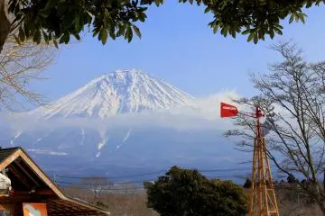 <p>A closer peek at the highest mountain in Japan.</p>