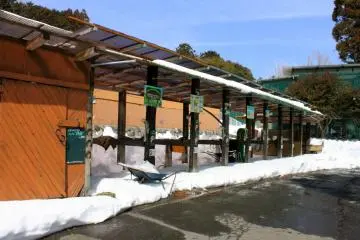 <p>During regular visiting days, this is where visitors can pet the horses. On this snowy day, all animals were kept inside their cages and stables. So there were none to pet at all.</p>