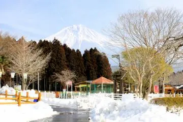 <p>The paved roads are slippery due to the melting snow.</p>