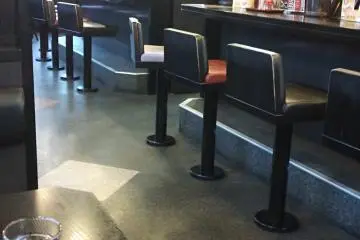 Interior yang baik. Anda bisa duduk di konter atau di meja.