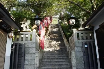 Dans le quartier de Kitano à Kobe les rues ne sont pas souvent très plates, il y a toujours des montées et descente et il en va de même pour la route pour rejoindre le sanctuaire. Lorsque vous voyez ces marches, vous y êtes presque ! 