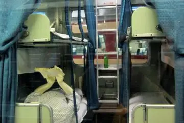 <p>ห้องโดยสารหรือที่เรียกกันว่า ตู้นอน</p>