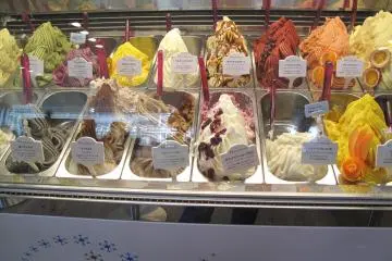 <p>ไอศครีมแสนอร่อยคอยต้อนรับนักท่องเที่ยวบริเวณชั้นล่างของป้อมปราการ</p>